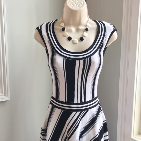 Designer Paula Hian Leila Fit & Flare Dress - Small $1225 LIKE NEW - Picture 3 of 10